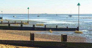 Beach - Leigh-on-Sea Coastal Haven – Bright & Spacious Stay by the Sea (Leigh-on-Sea)
