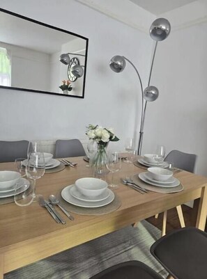 Dining - Leigh-on-Sea Coastal Haven – Bright & Spacious Stay by the Sea (Leigh-on-Sea)