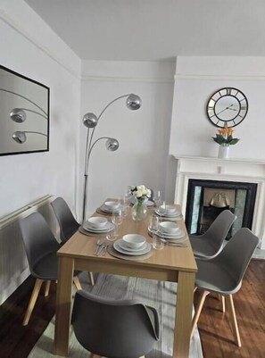 Dining - Leigh-on-Sea Coastal Haven – Bright & Spacious Stay by the Sea (Leigh-on-Sea)