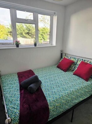 Iron/ironing board, WiFi, bed sheets - Leigh-on-Sea Coastal Haven – Bright & Spacious Stay by the Sea (Leigh-on-Sea)