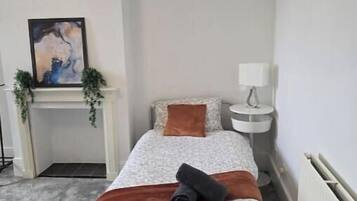 Iron/ironing board, WiFi, bed sheets