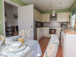 Cookware/dishes/utensils - Morpeth (Chard)