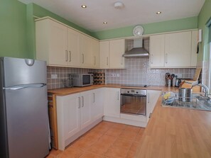 Cookware/dishes/utensils - Morpeth (Chard)