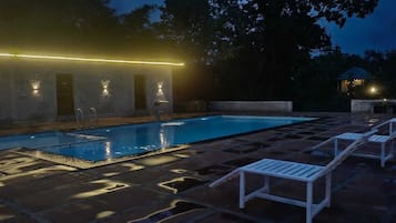 Una piscina al aire libre