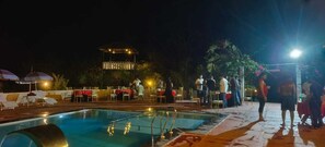 Una piscina al aire libre