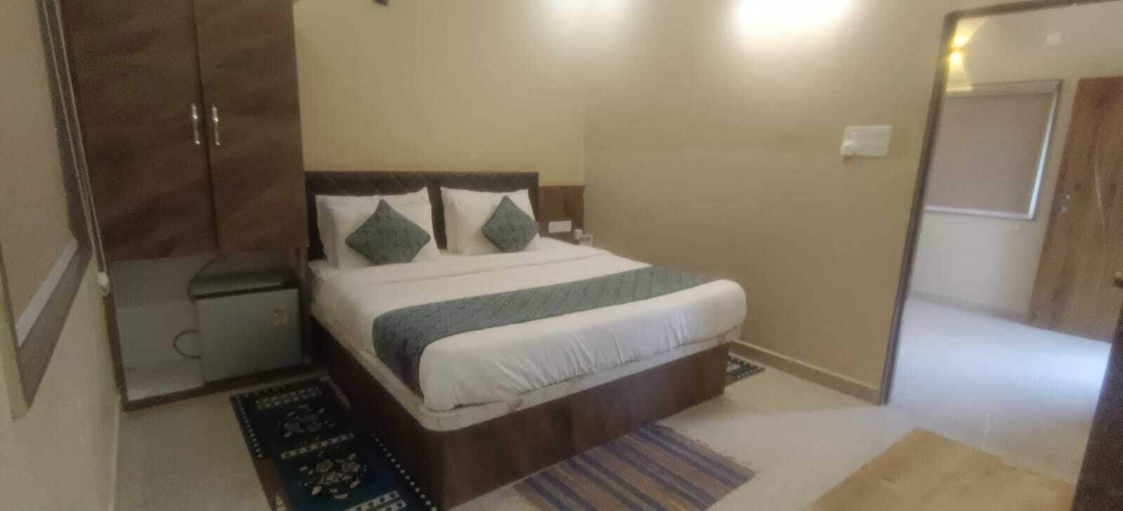 Super Deluxe Room | Iron/ironing board, free WiFi