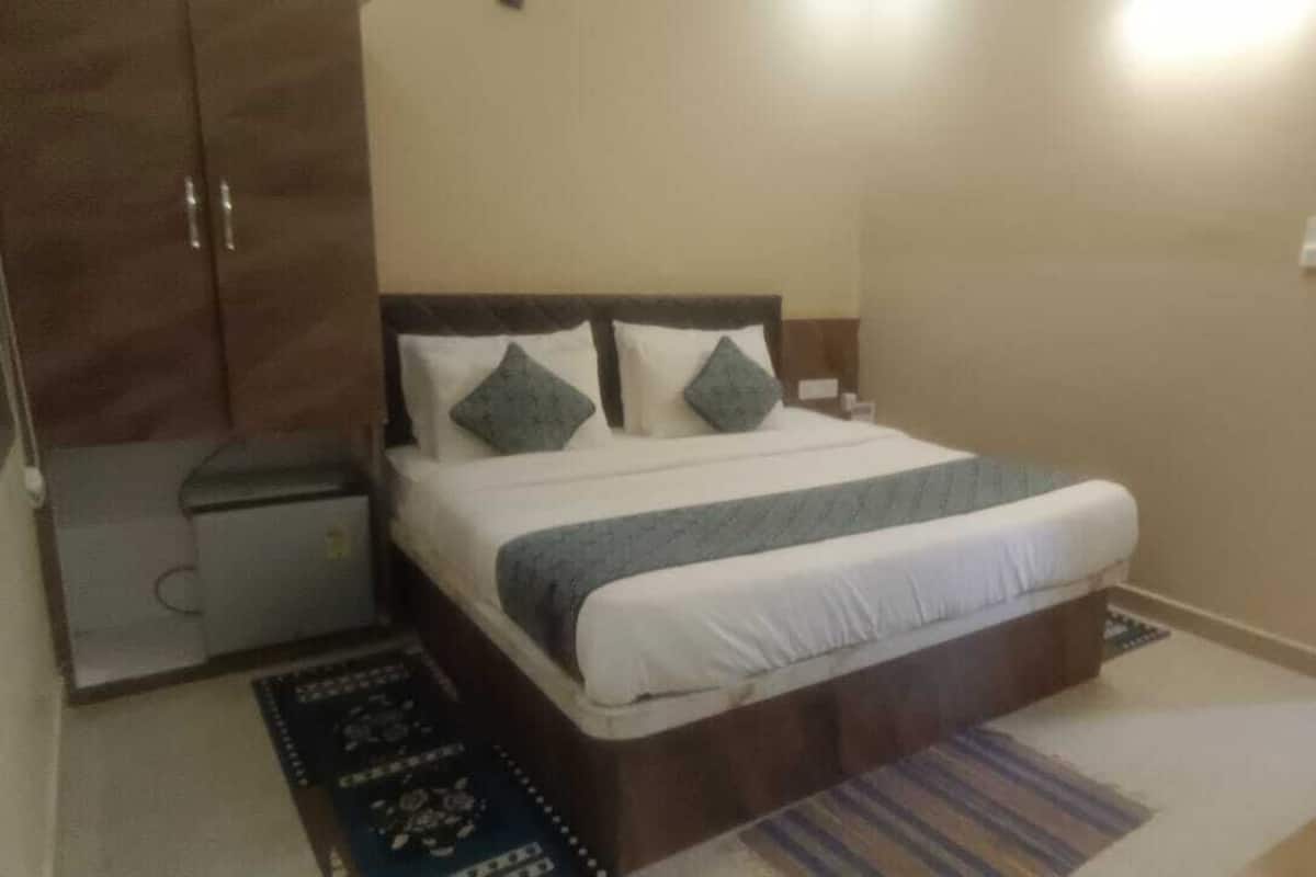 Super Deluxe Room | Iron/ironing board, free WiFi