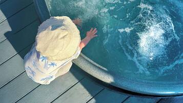 Outdoor spa tub