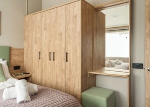 4 bedrooms - Exclusive Lodge 4 bed HT Pet (Landford, Nr Salisbury)