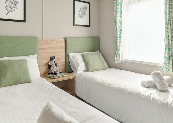 4 bedrooms - Exclusive Lodge 4 bed HT Pet (Landford, Nr Salisbury)