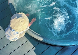 Outdoor spa tub - 2 bedroom accommodation in Landford, Nr Salisbury (Landford, Nr Salisbury)