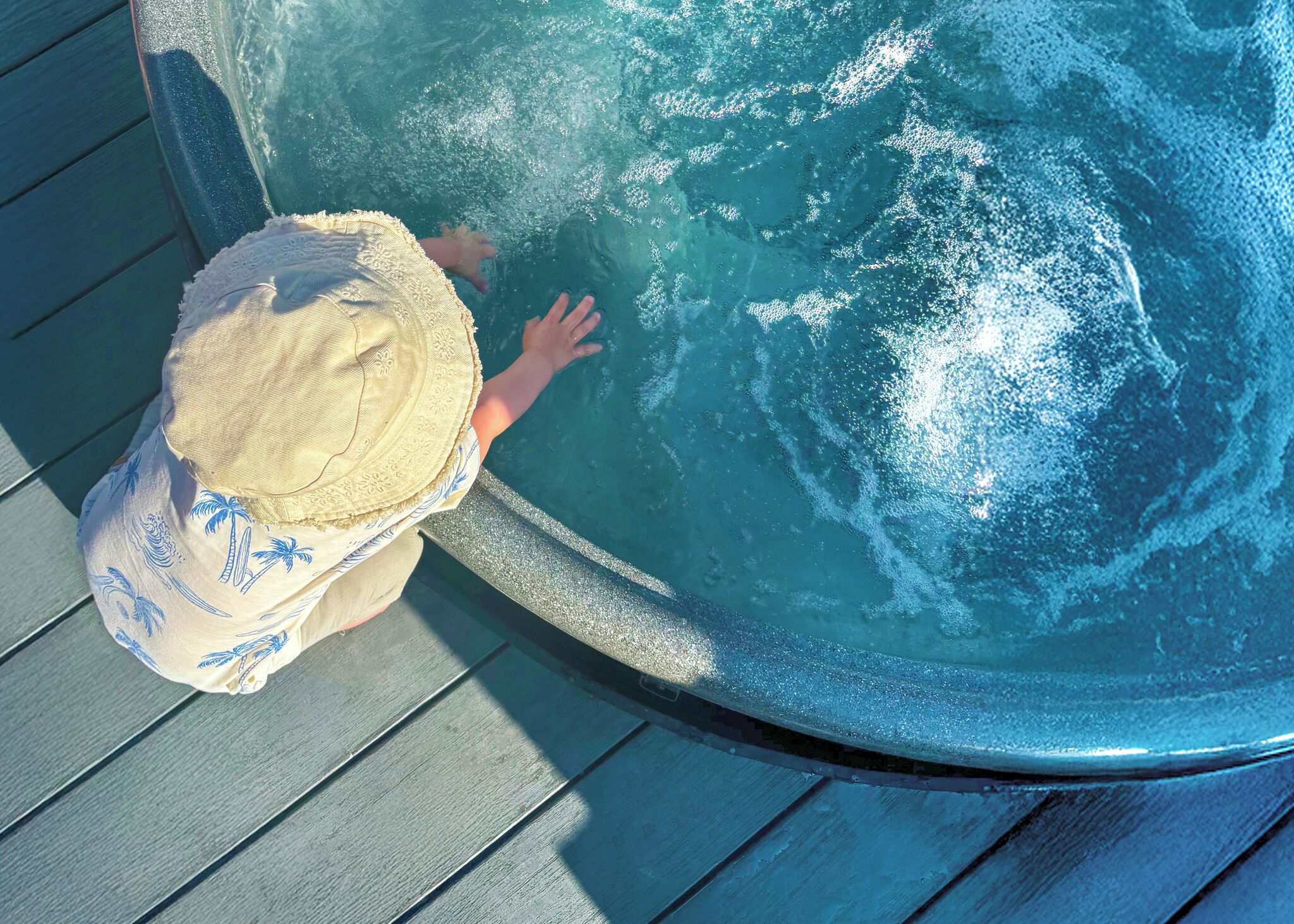 Outdoor spa tub