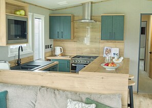 Fridge, oven, stovetop, toaster - Premium 3 bed HT Pet (Landford, Nr Salisbury)