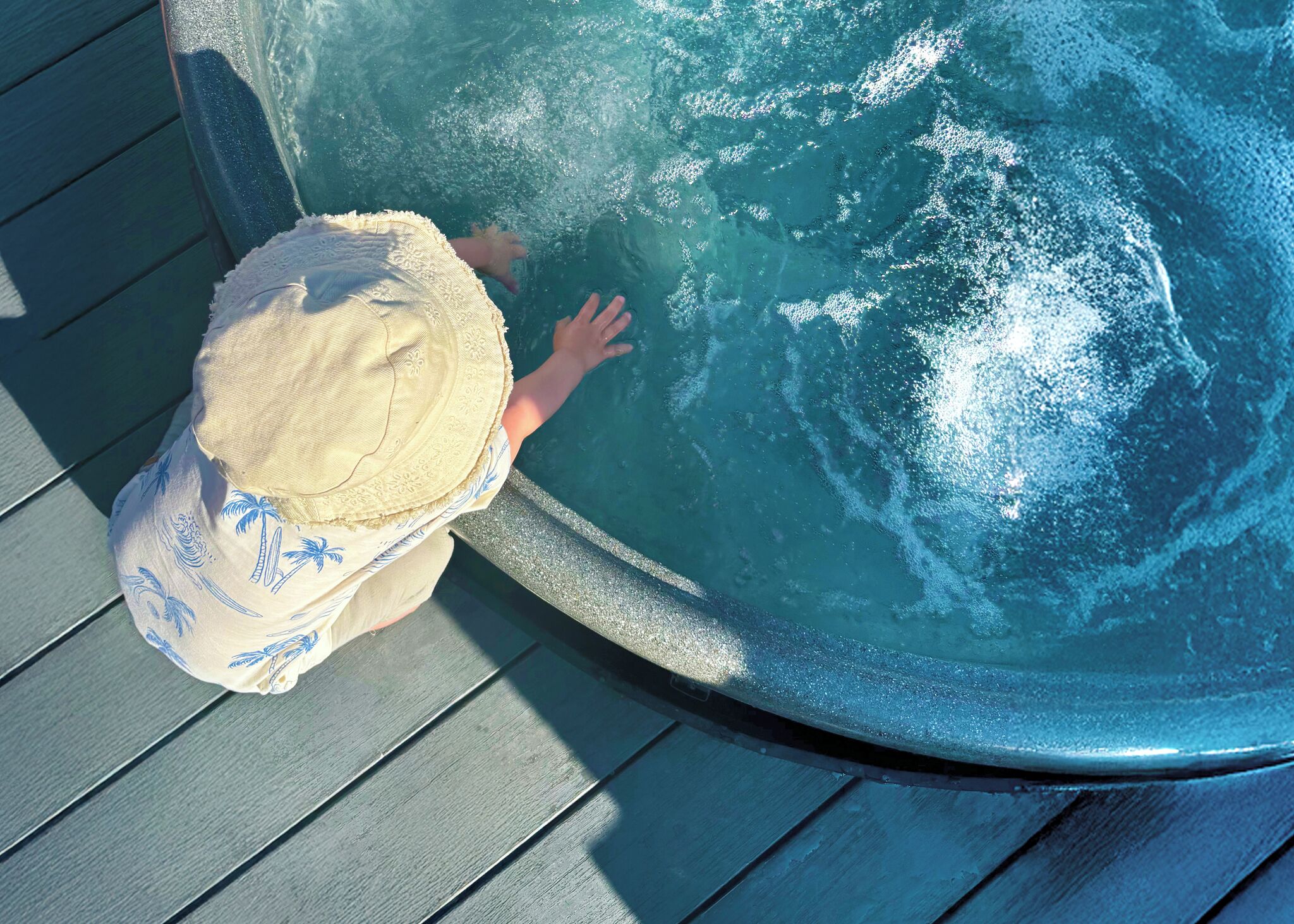Outdoor spa tub