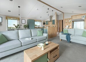 TV - Exclusive Lodge 4 bed HT (Landford, Nr Salisbury)