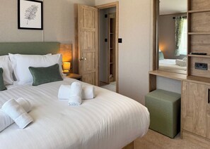 4 bedrooms, free WiFi - Exclusive Lodge 4 bed HT (Landford, Nr Salisbury)