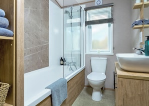 A bathroom with a bathtub, toilet, and shower. - Exclusive Lodge 3 bed HT (Hayle)