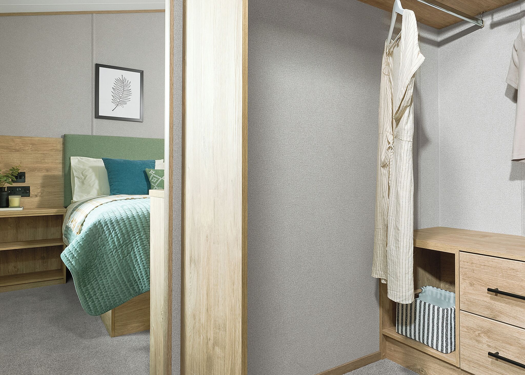 Un dormitorio con cama, mesita de noche y perchero.