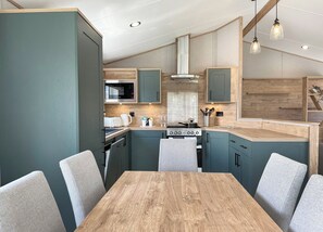 Fridge, oven, stovetop, toaster - Exclusive Lodge 4 bed HT (Great Yarmouth)