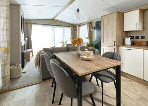 Dining - 2 bedroom accommodation in Great Yarmouth (Great Yarmouth)