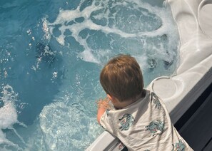 A child looking at a pool with clear water and bubbles. - Premium Holiday Home 2 bed HT Pet (Great Yarmouth)