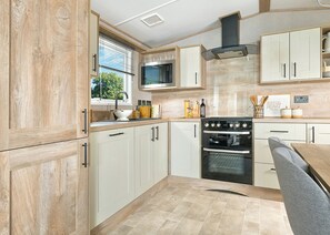 Fridge, oven, stovetop, toaster - Premium Holiday Home 2 bed HT Pet (Great Yarmouth)