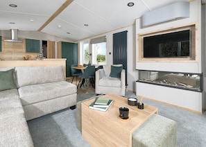 Ein modernes Wohnzimmer mit Sofa, Couchtisch und Essbereich.