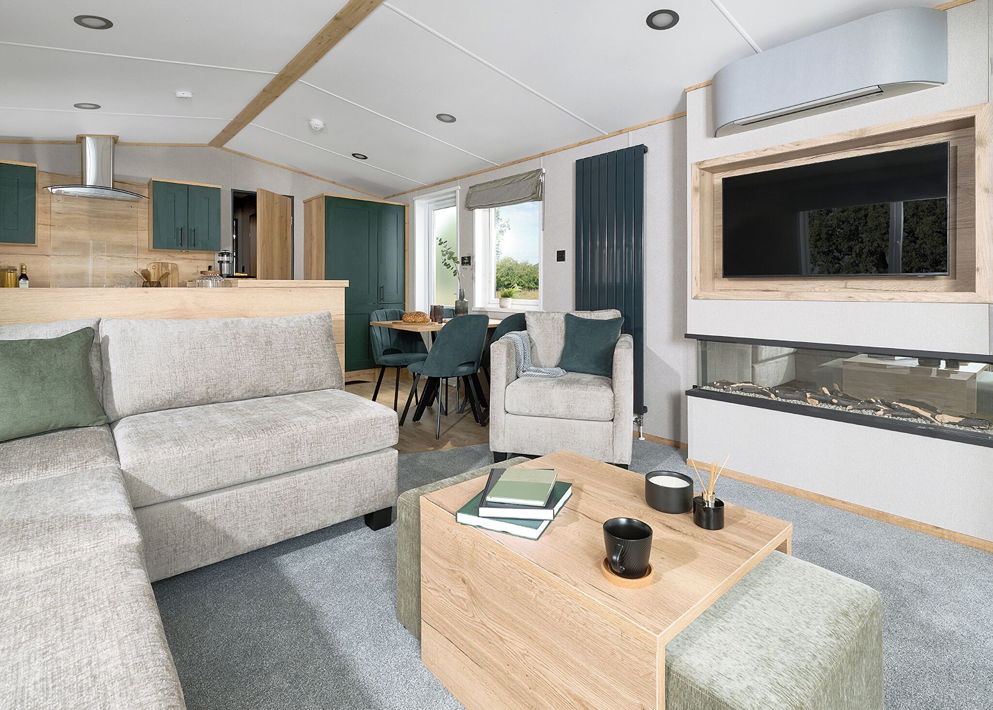 Een moderne woonkamer met een bank, een salontafel en een eethoek met stoelen en een tafel.
