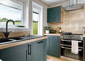 Fridge, oven, stovetop, toaster - Premium Holiday Home 3 bed HT Pet (Great Yarmouth)