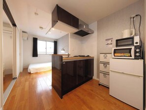 Refrigerador, microondas, parrilla de estufa y tetera eléctrica 