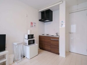 Fridge, microwave, stovetop, electric kettle - 5 minutes walk from Asakusa Sta. (Sumida City)
