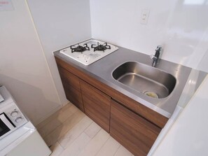 Kühlschrank, Mikrowelle, Herdplatte, Wasserkocher
