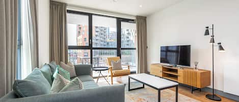 Departamento (2 Bedrooms) | Sala de estar | Televisión de 32 pulgadas con canales por cable