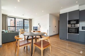 Apartment (2 Bedrooms) | In-room dining - Modern Meets Urban Living (London)