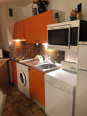 Kühlschrank, Mikrowelle, Ofen, Herdplatte
