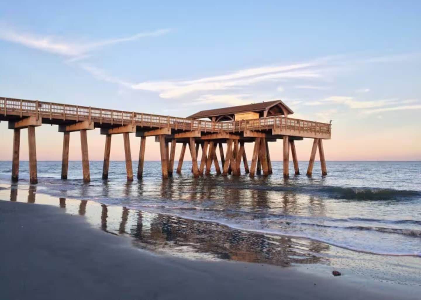 Un muelle que se adentra en el mar, con un edificio en su extremo.
