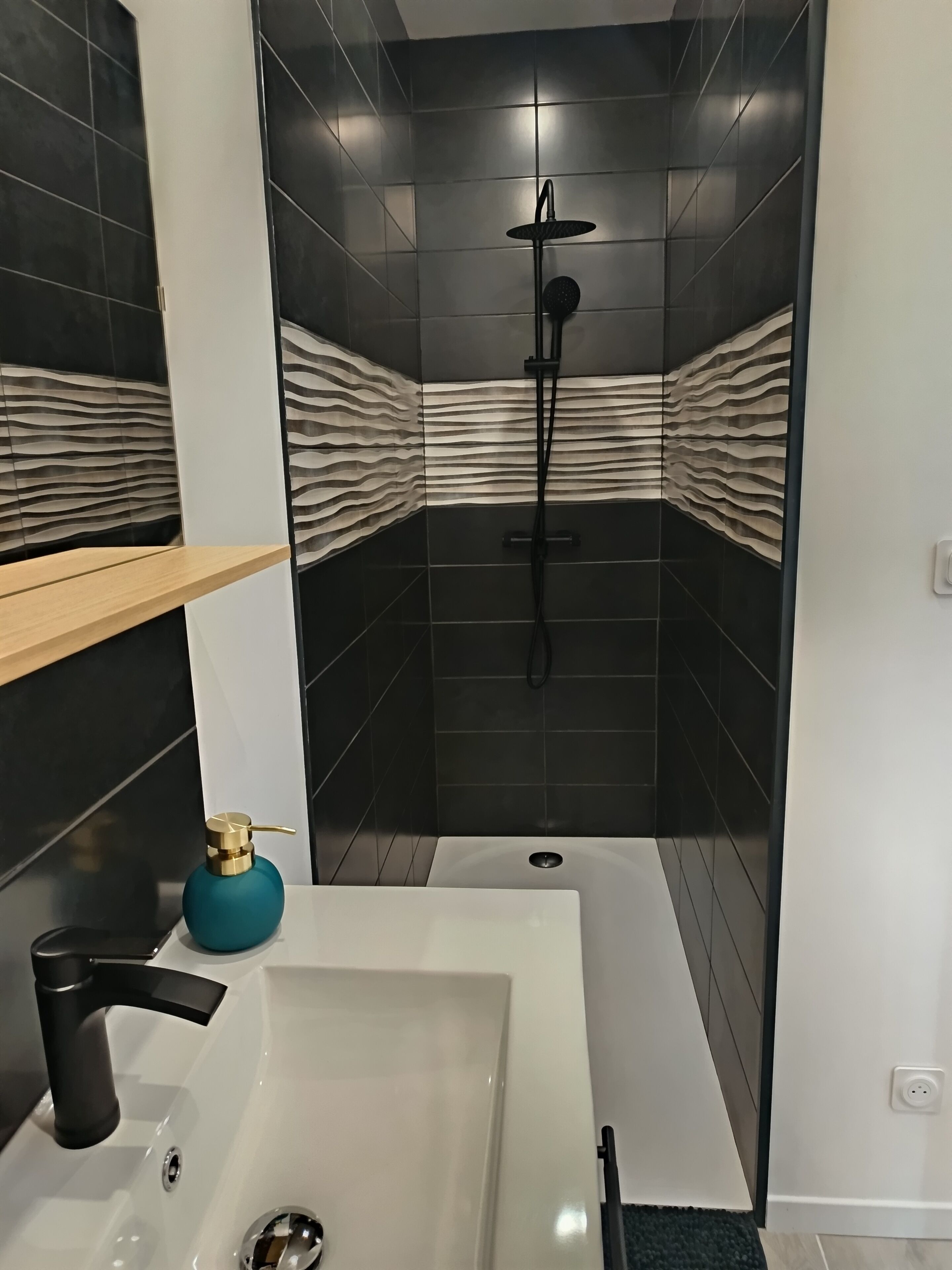 Haartrockner, Handtücher, Toilettenpapier