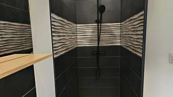 Haartrockner, Handtücher, Toilettenpapier