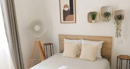 Appartement climatisé, rez-de-chaussée. Parking gratuit