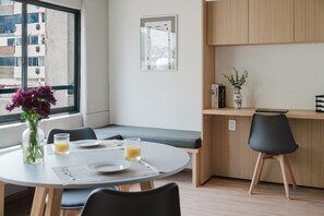 Dining - Modern 1BR in Juárez with fast WiFi, great natural light, a comfortable king bed, a fully equipped kitchen, and a luxury bathroom. Perfect for couples or solo travelers seeking comfort, style, and a prime location in Mexico City. (Cuauhtémoc)