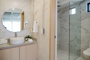 Bathroom - Modern 1BR in Juárez with fast WiFi, great natural light, a comfortable king bed, a fully equipped kitchen, and a luxury bathroom. Perfect for couples or solo travelers seeking comfort, style, and a prime location in Mexico City. (Cuauhtémoc)