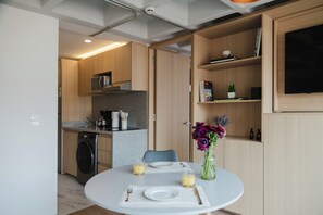 Private kitchen - Modern 1BR in Juárez with fast WiFi, great natural light, a comfortable king bed, a fully equipped kitchen, and a luxury bathroom. Perfect for couples or solo travelers seeking comfort, style, and a prime location in Mexico City. (Cuauhtémoc)