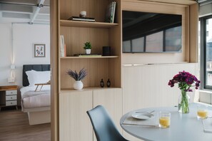 Room - Modern 1BR in Juárez with fast WiFi, great natural light, a comfortable king bed, a fully equipped kitchen, and a luxury bathroom. Perfect for couples or solo travelers seeking comfort, style, and a prime location in Mexico City. (Cuauhtémoc)