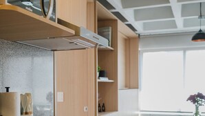 A modern kitchen with built-in appliances, a dining area with a bench, and a large window. - Modern 1BR in Juárez with fast WiFi, great natural light, a comfortable king bed, a fully equipped kitchen, and a luxury bathroom. Perfect for couples or solo travelers seeking comfort, style, and a prime location in Mexico City. (Cuauhtémoc)