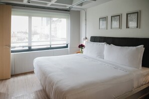 Room - Modern 1BR in Juárez with fast WiFi, great natural light, a comfortable king bed, a fully equipped kitchen, and a luxury bathroom. Perfect for couples or solo travelers seeking comfort, style, and a prime location in Mexico City. (Cuauhtémoc)