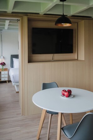 Dining - Modern 1BR in Juárez with fast WiFi, great natural light, a comfortable king bed, a fully equipped kitchen, and a luxury bathroom. Perfect for couples or solo travelers seeking comfort, style, and a prime location in Mexico City. (Cuauhtémoc)