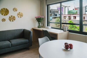 Living area - Modern 1BR in Juárez with fast WiFi, great natural light, a comfortable king bed, a fully equipped kitchen, and a luxury bathroom. Perfect for couples or solo travelers seeking comfort, style, and a prime location in Mexico City. (Cuauhtémoc)