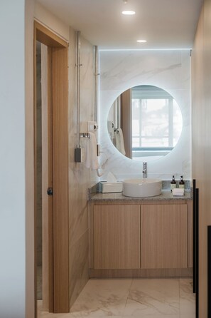 Bathroom - Modern 1BR in Juárez with fast WiFi, great natural light, a comfortable king bed, a fully equipped kitchen, and a luxury bathroom. Perfect for couples or solo travelers seeking comfort, style, and a prime location in Mexico City. (Cuauhtémoc)