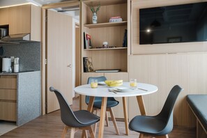 Dining - Modern 1BR in Juárez with fast WiFi, great natural light, a comfortable king bed, a fully equipped kitchen, and a luxury bathroom. Perfect for couples or solo travelers seeking comfort, style, and a prime location in Mexico City. (Cuauhtémoc)