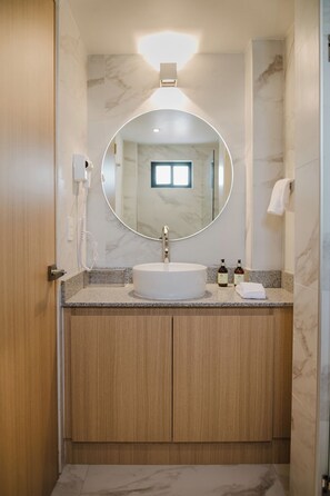 Bathroom - Modern 1BR in Juárez with fast WiFi, great natural light, a comfortable king bed, a fully equipped kitchen, and a luxury bathroom. Perfect for couples or solo travelers seeking comfort, style, and a prime location in Mexico City. (Cuauhtémoc)